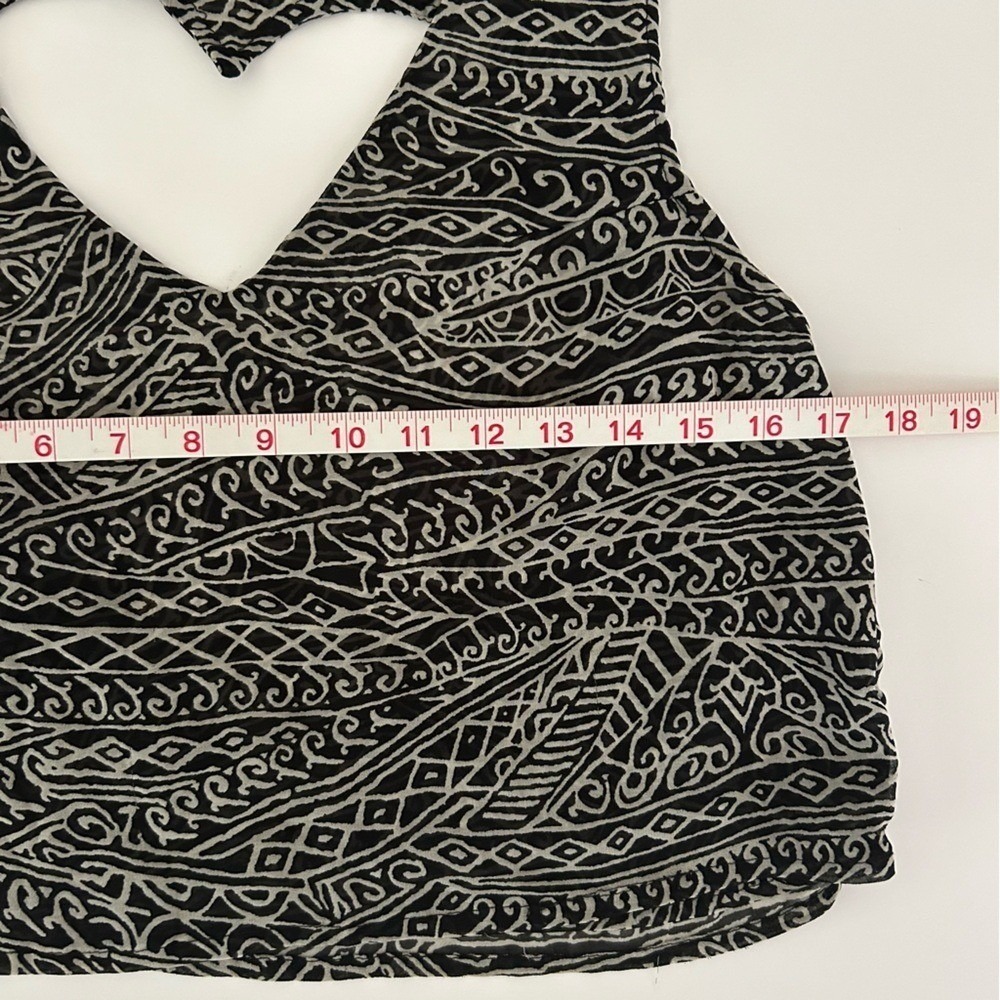 ⭐ Brandy Melville V-Neck Chiffon Heart Cutout Cropped Blouse Tank OS - Picture 4 of 6